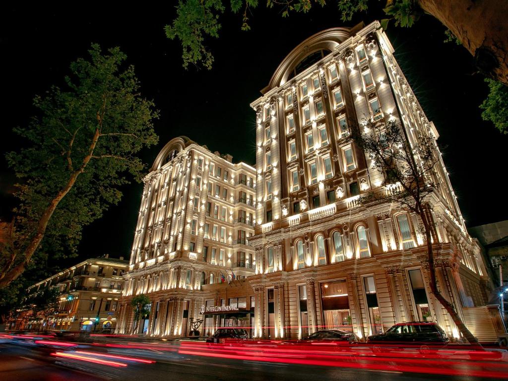 um grande edifício é iluminado à noite em InterContinental Baku, an IHG Hotel em Baku
