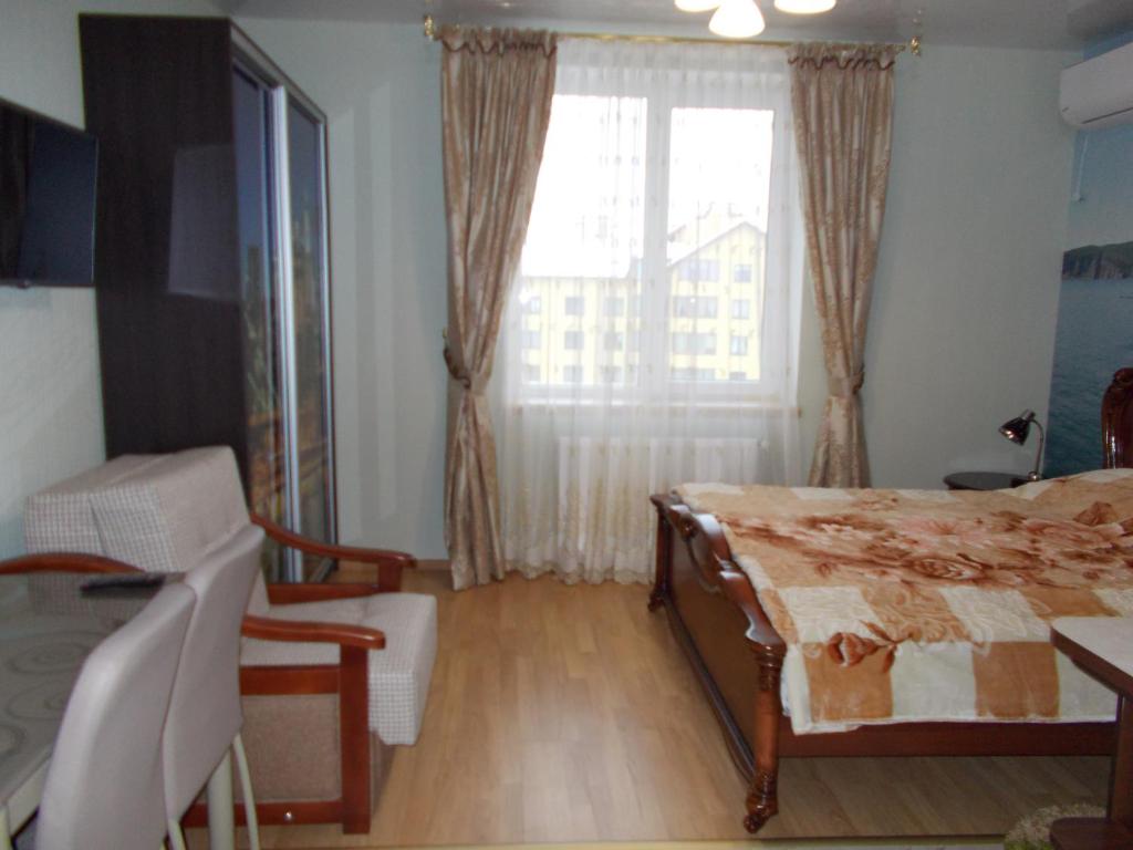 a bedroom with a bed and a large window at 1-комнатная квартира-студия Люкс Элитный дом-2016 Центр in Truskavets