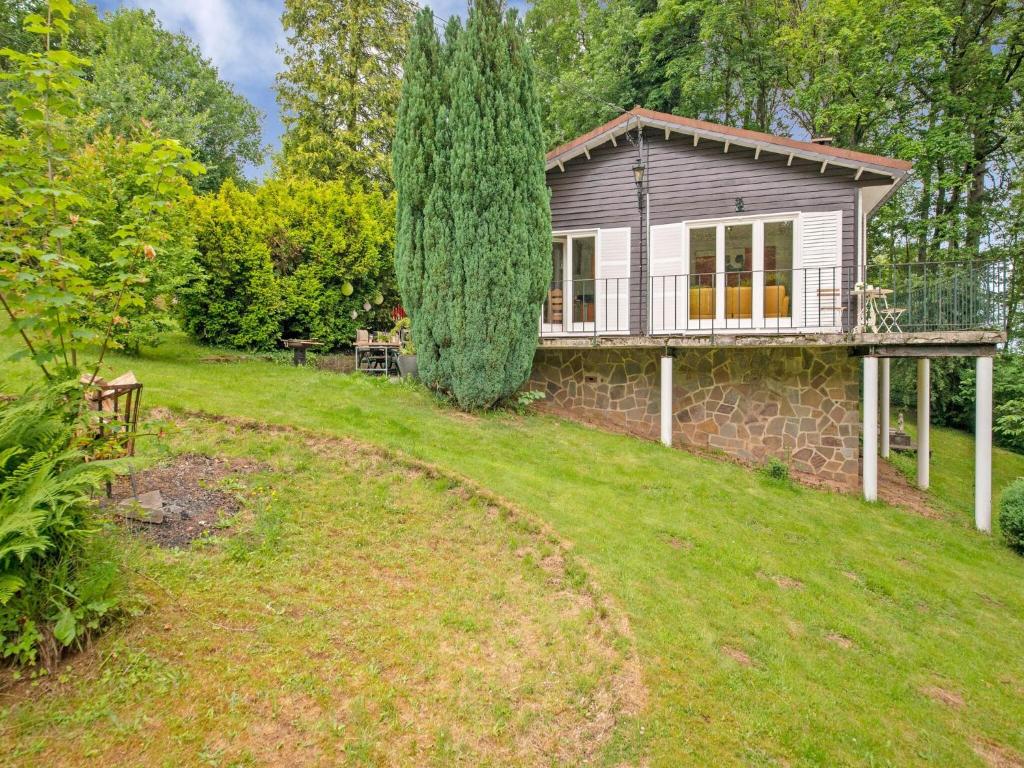 une petite maison sur une colline avec une cour dans l'établissement Attractive holiday home in Ferri res with a garden, à Ferrières