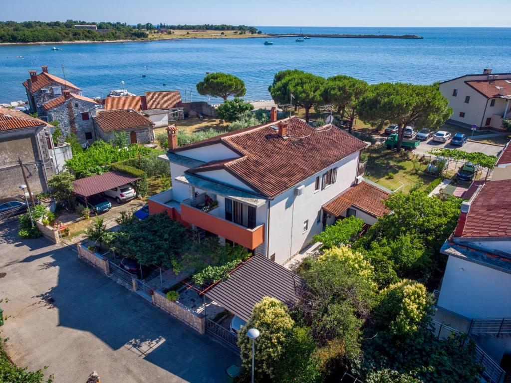 een luchtzicht op een huis met de oceaan op de achtergrond bij Apartments Grahovac in Umag