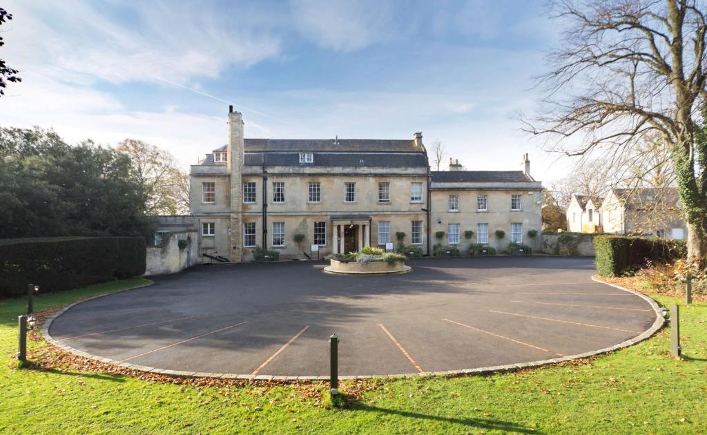 una casa grande con una cancha de baloncesto delante de ella en Leigh Park Country House Hotel & Vineyard, BW Signature Collection, en Bradford on Avon