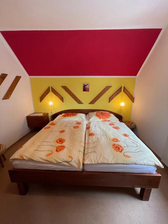 Postel nebo postele na pokoji v ubytování Apartments and Rooms Ražen