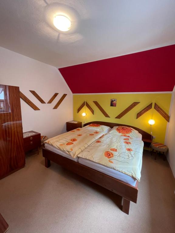 Postel nebo postele na pokoji v ubytování Apartments and Rooms Ražen