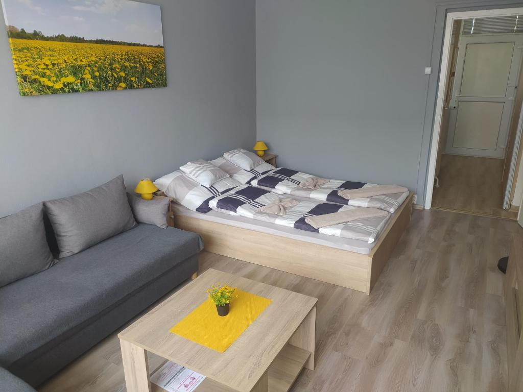 salon z łóżkiem i kanapą w obiekcie Krénusz Vendégház 3. w mieście Kaposvár
