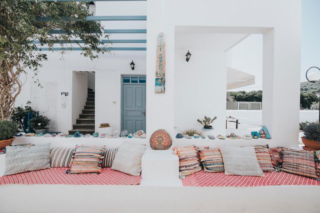 斯卡拉的住宿－Saronis Hotel Agistri - Adults Only，客厅拥有白色的墙壁,配有带枕头的沙发。