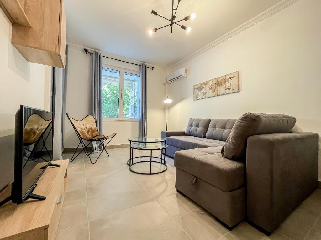 Televízia a/alebo spoločenská miestnosť v ubytovaní Downtown Retreat 67sqm apt in Neos Kosmos