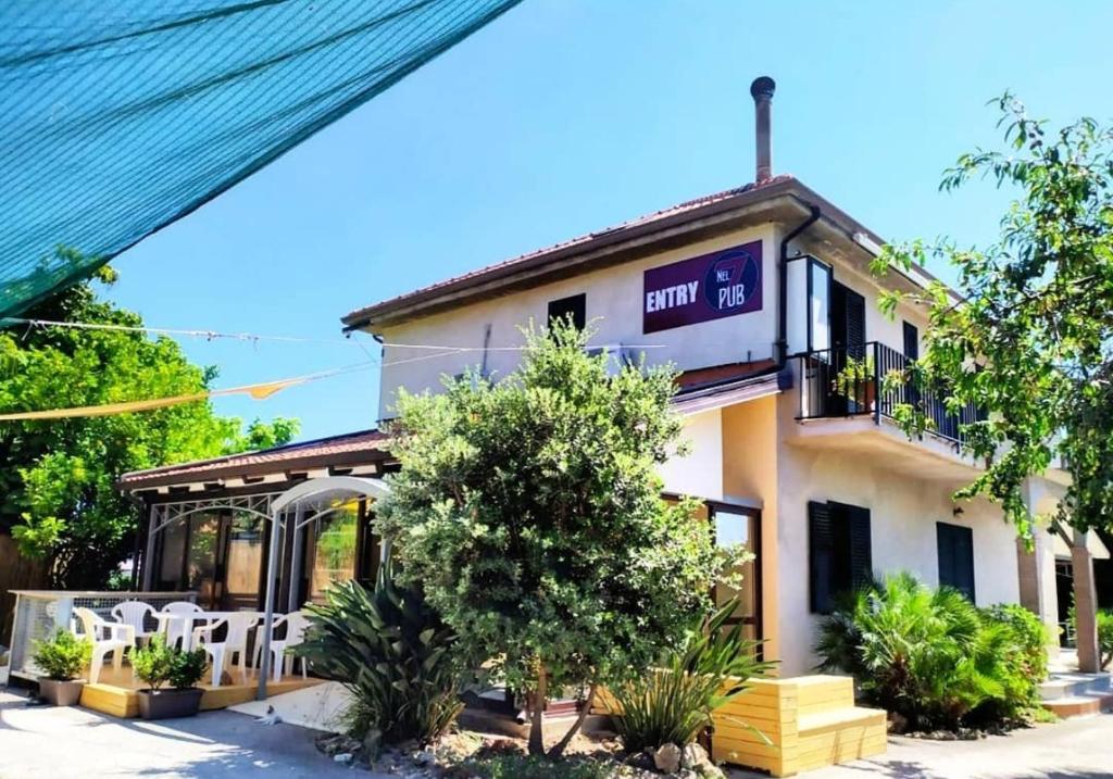 een gebouw met een bord voor een hotel bij Nel7 in Castellammare di Velia