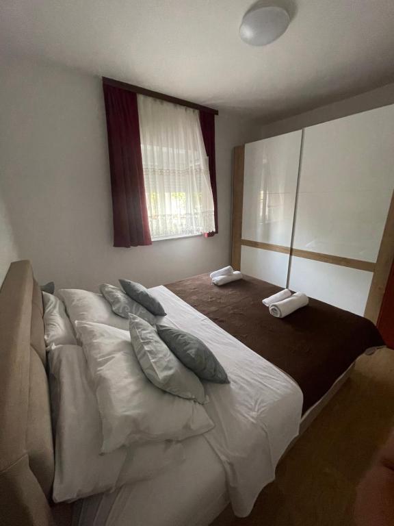 Łóżko lub łóżka w pokoju w obiekcie Apartmani Mirela