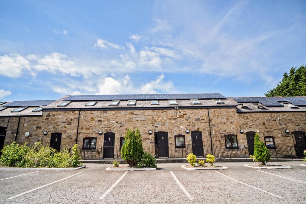 duży budynek ceglany z panelami słonecznymi w obiekcie Mountain Park Hotel w mieście Flint