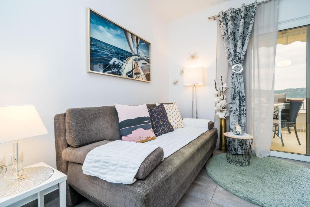 Posedenie v ubytovaní Apartments Ratac Lobrović with private beach and beautiful sunset