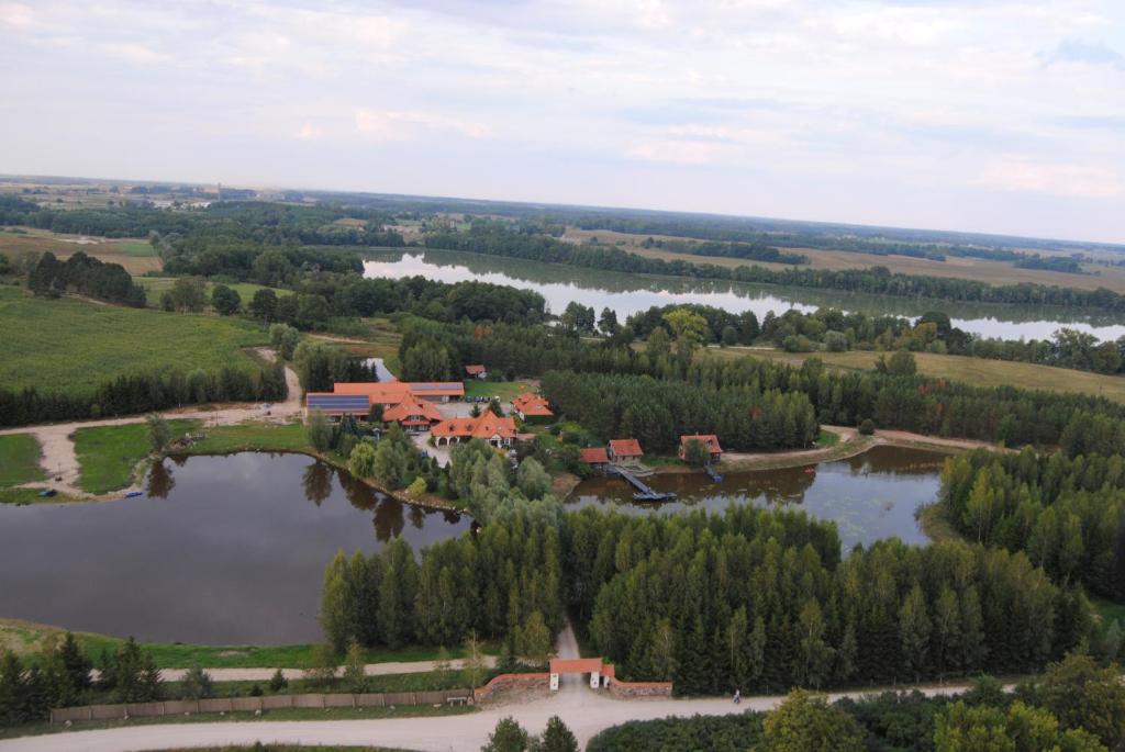una vista aerea di una casa sul lago di Camping Konradówka a Olecko