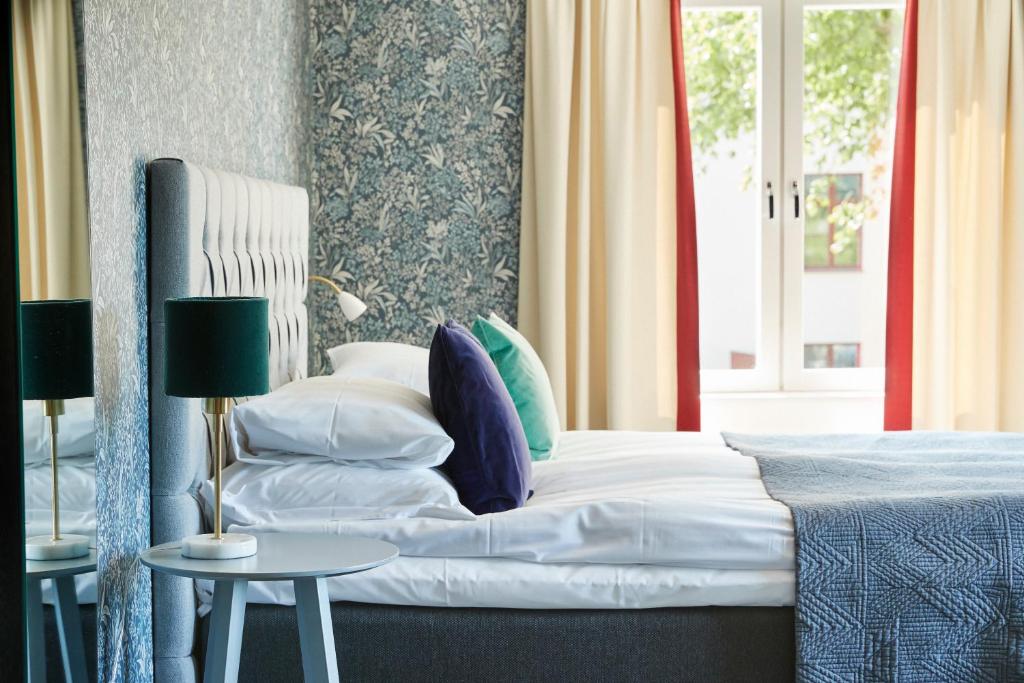 Postel nebo postele na pokoji v ubytování Smådalarö Gård Hotell & Spa