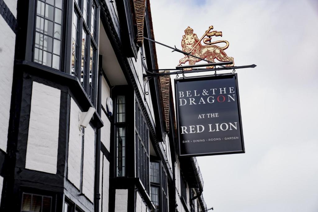 een teken voor een rode leeuw aan de zijkant van een gebouw bij Bel and The Dragon at Red Lion Wendover in Wendover