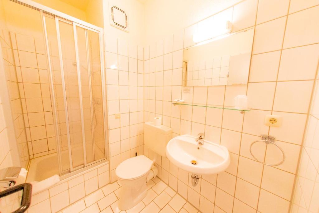 Hotel Centro Fürth Nürnberg - Quarto Triplo Com Banheiro Privativo
