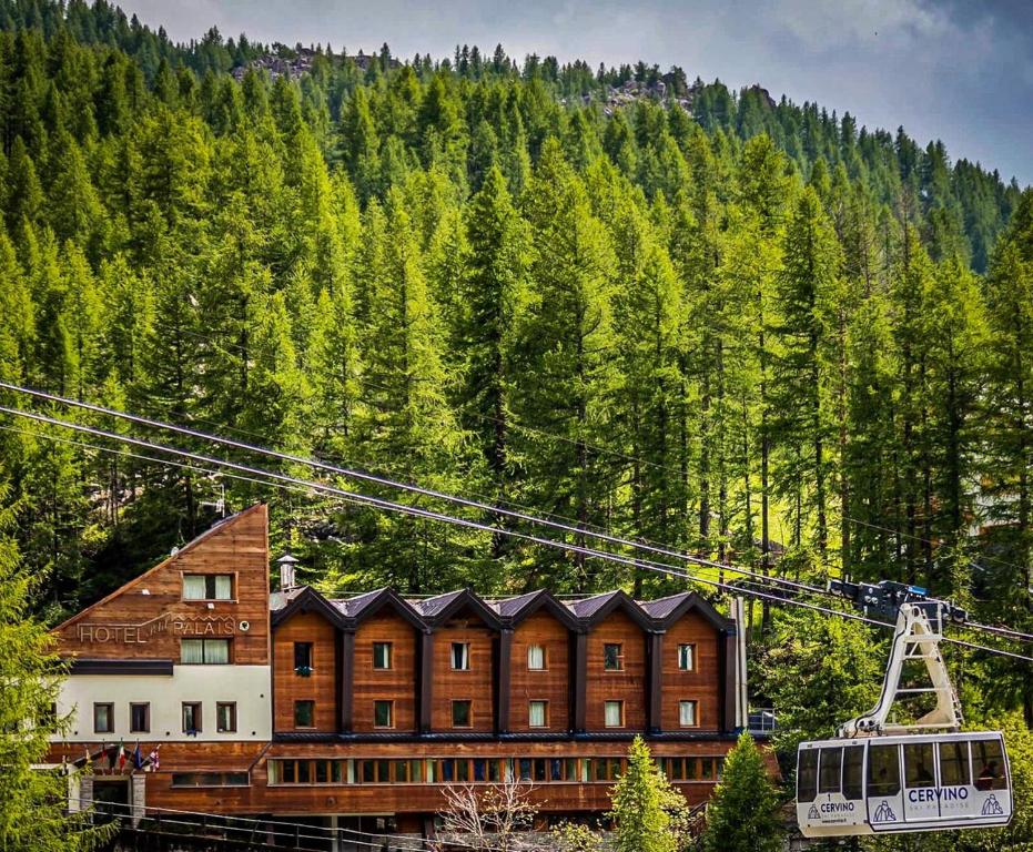 Nespecifikovaný výhled na hory nebo výhled na hory při pohledu z hotelu