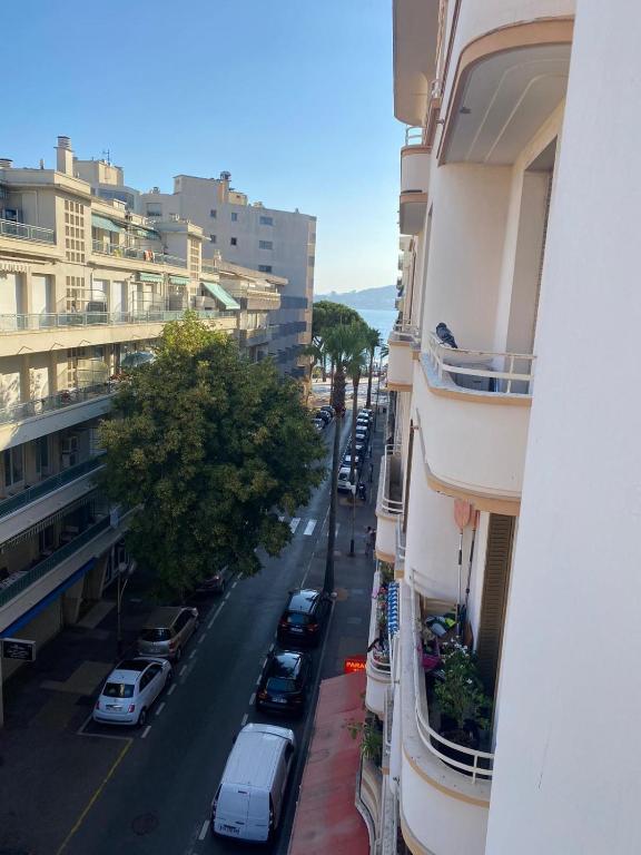 - une vue sur une rue de la ville avec des voitures et des bâtiments en stationnement dans l'établissement La finestra sul mare, à Antibes