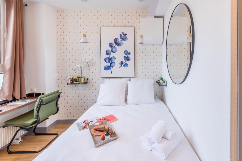 a bedroom with a bed and a desk and a mirror at Apartments WS Jardin du Luxembourg - Boissonade in Paris