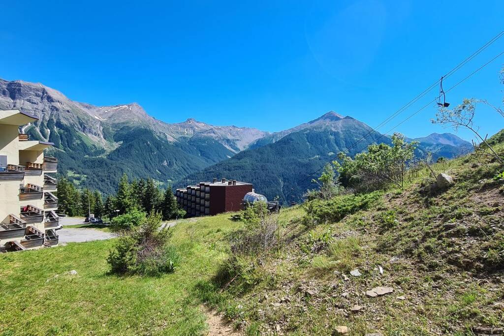 vista su una montagna con un edificio su una collina di Très joli studio au calme et bien situé a Orcières