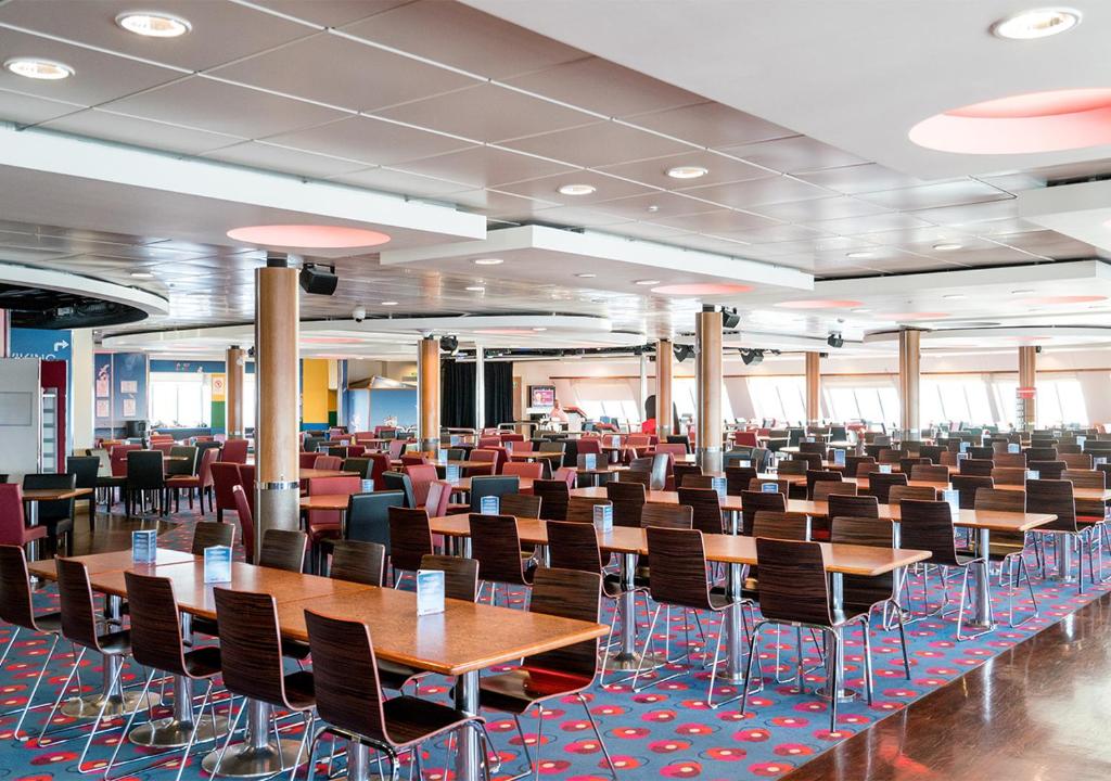 Restaurace v ubytování Viking Line ferry Viking XPRS - Night Cruise from Helsinki