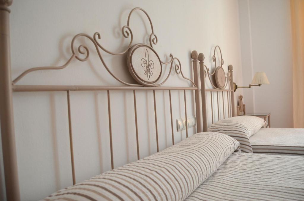 Cama o camas de una habitación en Hostal Doña Antonia