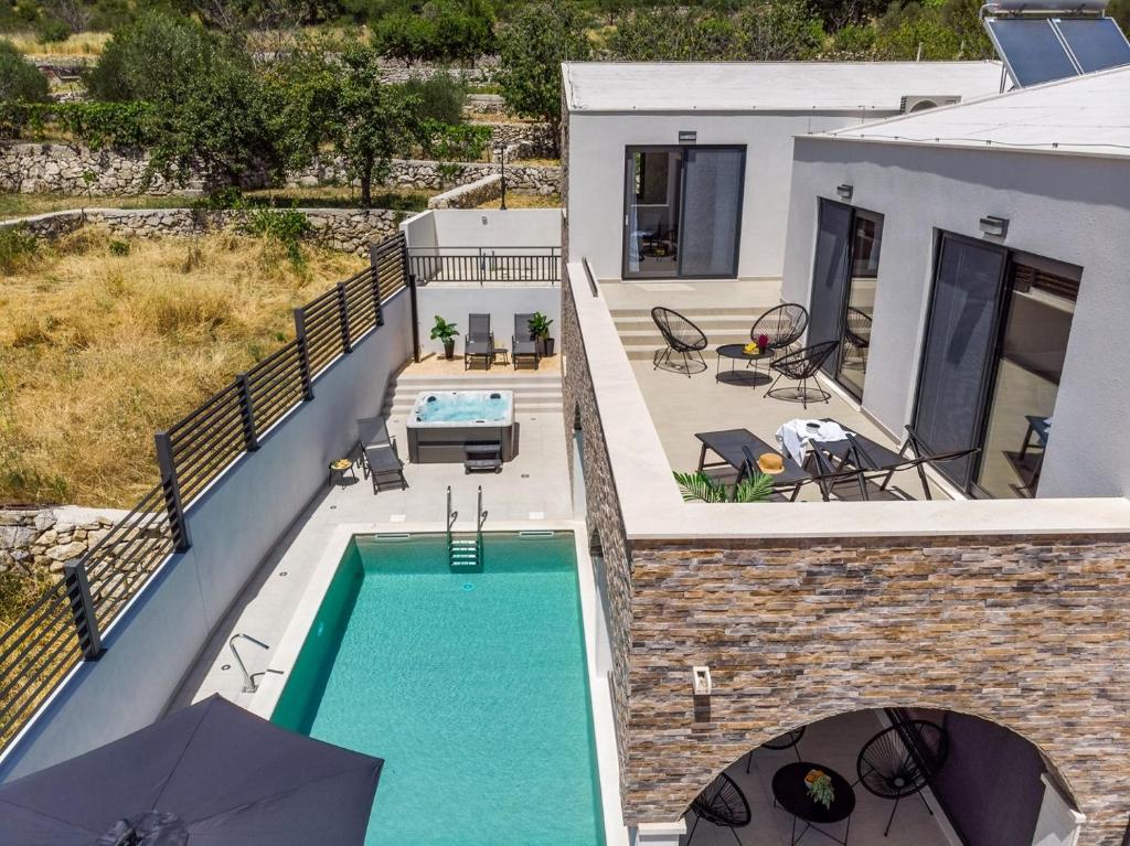 Bazén v ubytovaní NEW! Villa EDEN with heated private pool, a hydromassage, a Hot-tub, fun zone with Treadmill, 4 en-suite bedrooms alebo v jeho blízkosti