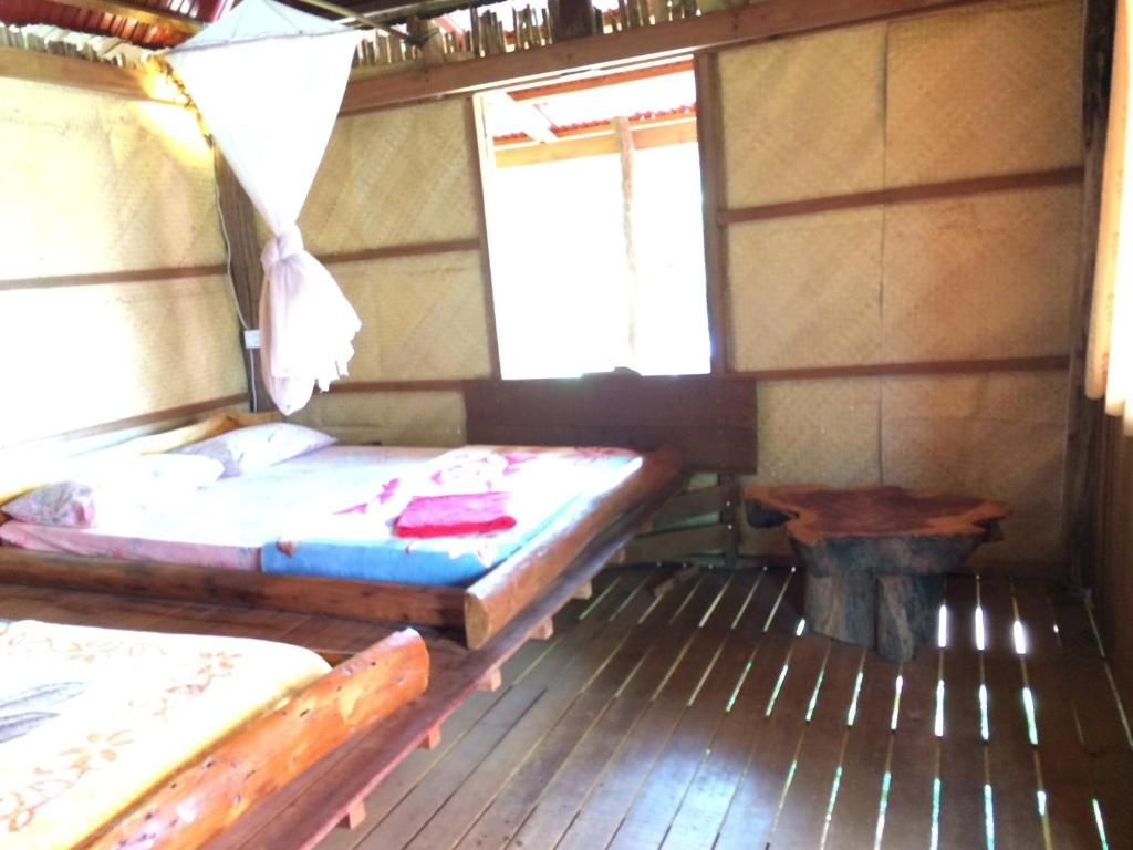 Postel nebo postele na pokoji v ubytování Tree Lodge