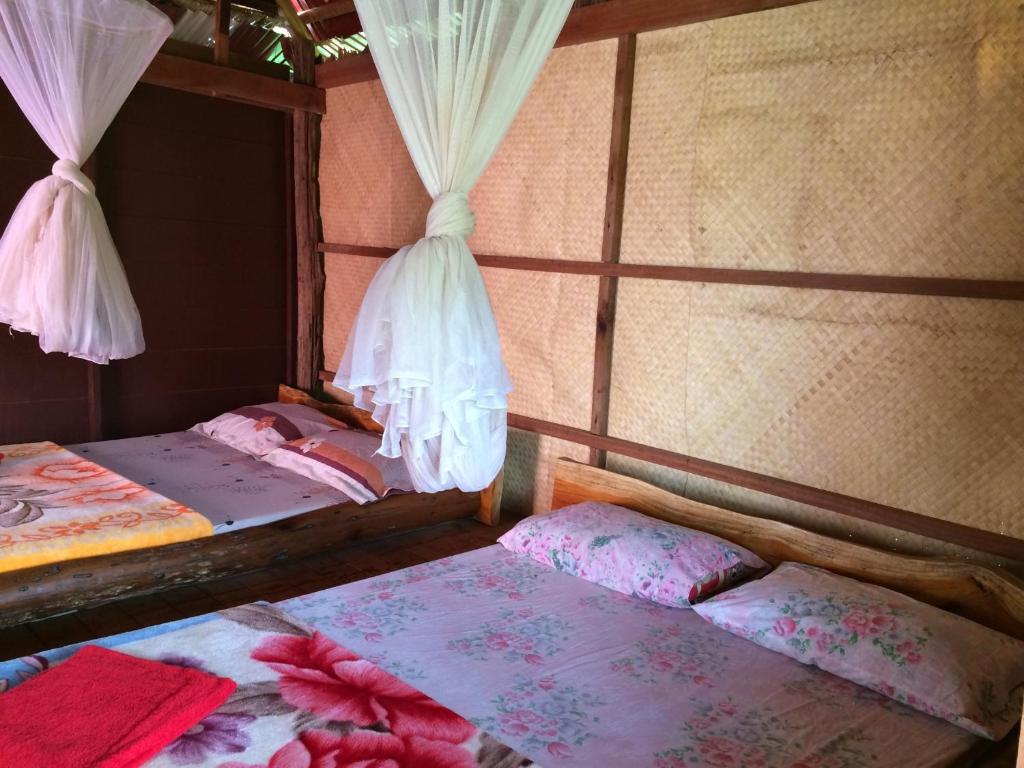 Postel nebo postele na pokoji v ubytování Tree Lodge