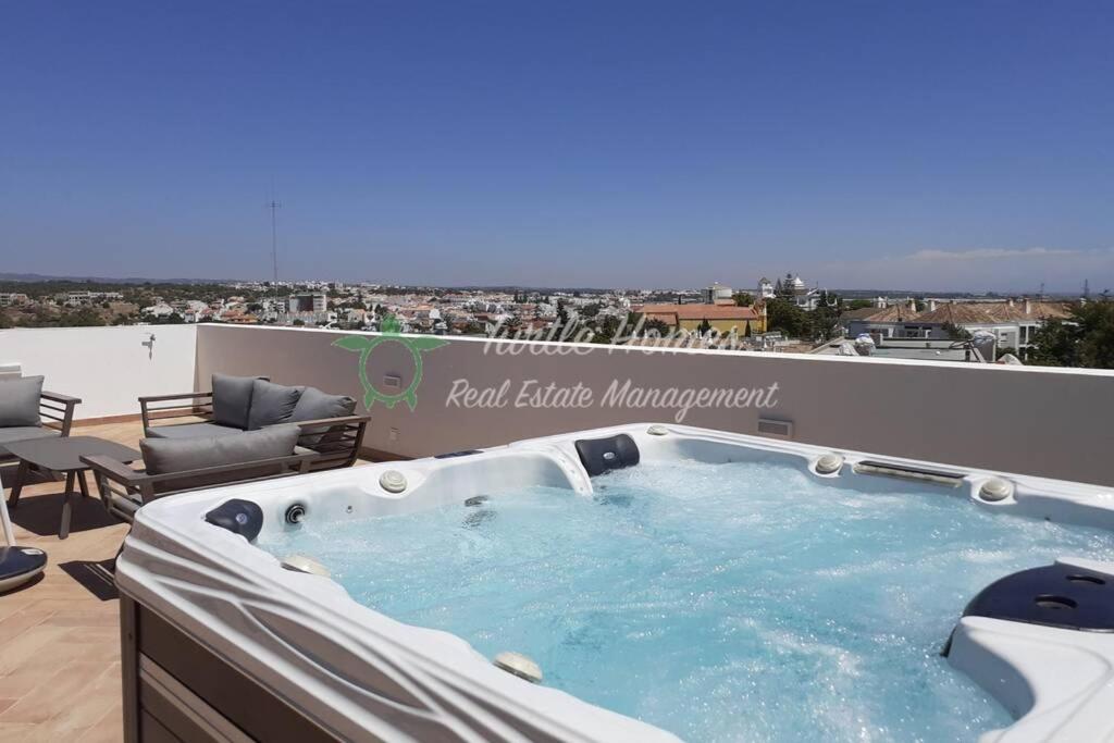 una vasca idromassaggio sul tetto di una casa di Luxury penthouse with private roof terrace a Tavira