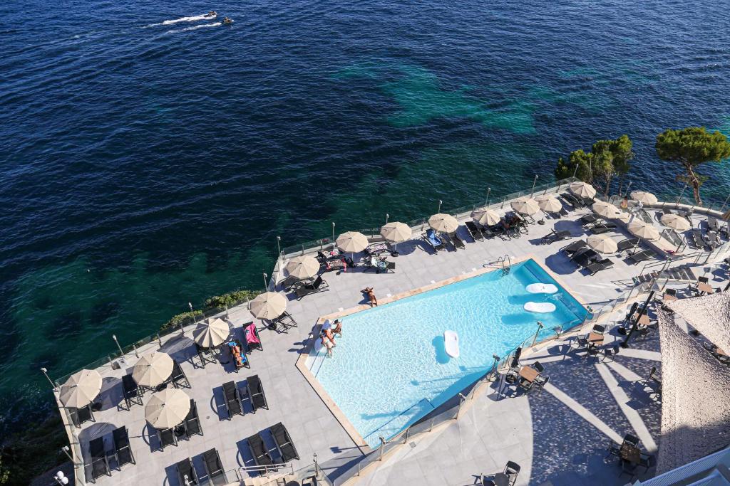 Bazén v ubytování Hotel Florida Magaluf - Adults Only nebo v jeho okolí