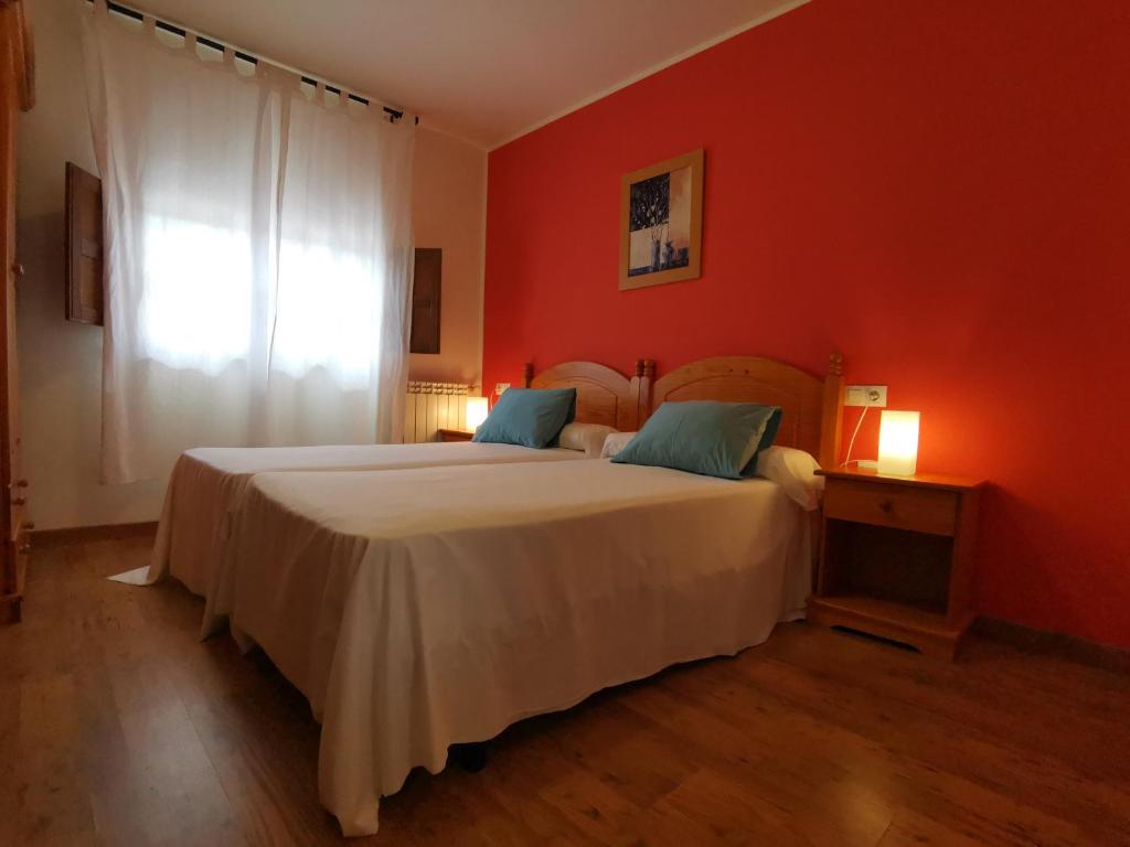 A bed or beds in a room at Hotel El Trasgu