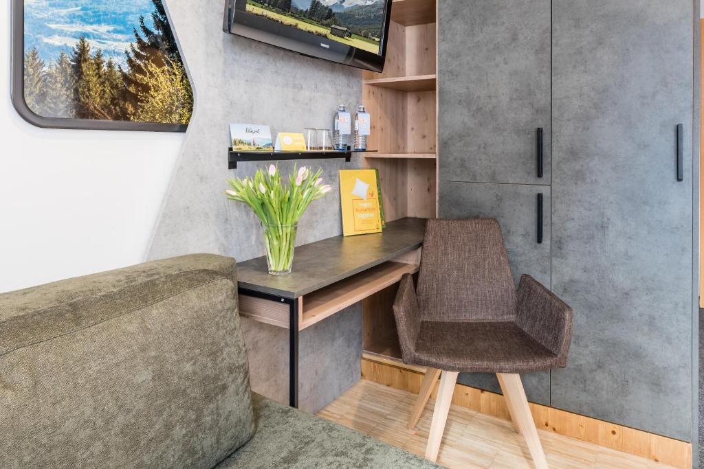 Televízia a/alebo spoločenská miestnosť v ubytovaní JUFA Hotel Wipptal
