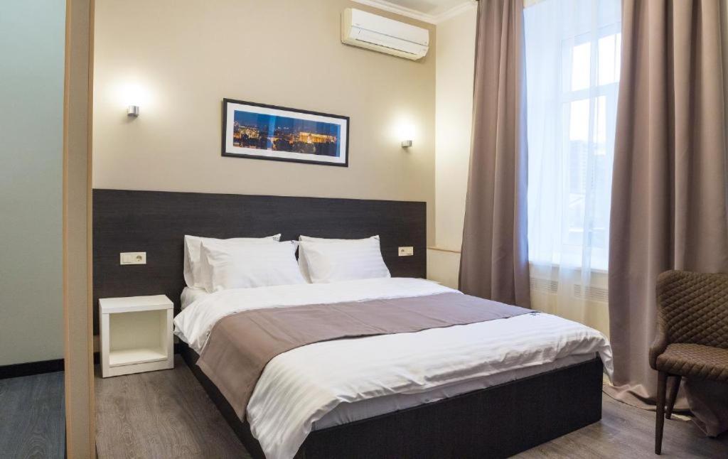 Tempat tidur dalam kamar di Khreshchatyk Apart Hotel 911