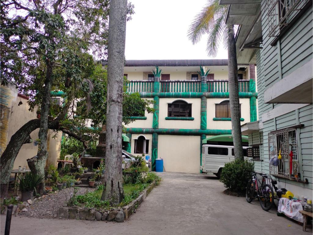 - un bâtiment blanc et vert avec un balcon dans l'établissement OYO 800 Ddd Habitat Dormtel Bacolod, à Bacolod