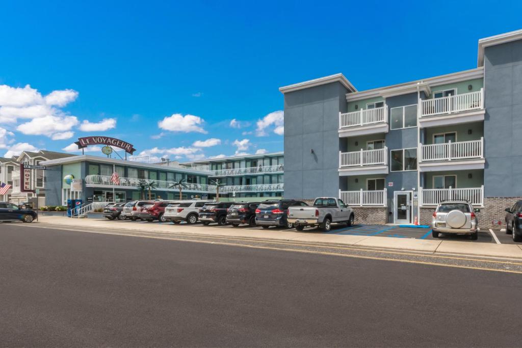 uma fila de carros estacionados em frente a um edifício em Le Voyageur - a Red Collection Hotel em Wildwood