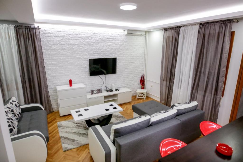 sala de estar con sofá y TV en Silver en Žarkovo