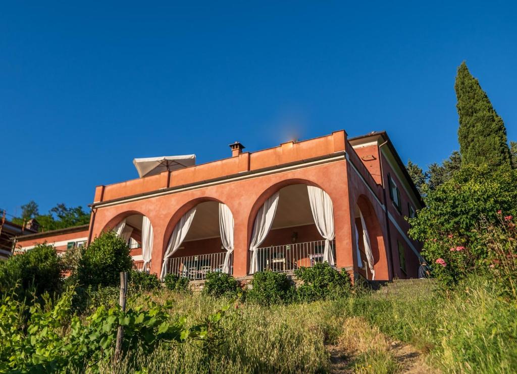 um edifício de tijolos vermelhos com arcos na lateral em Agriturismo Cerrolungo em La Spezia