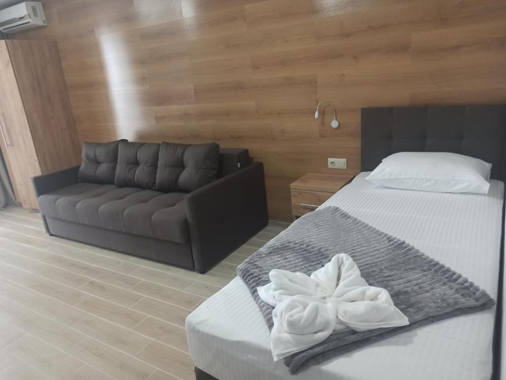 Postel nebo postele na pokoji v ubytování Aquapark Koblevo Hotel