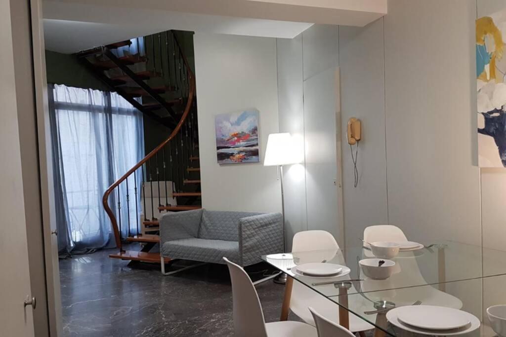 Część wypoczynkowa w obiekcie Double Apartment - Athens Center, 7 BD, 3 BATH