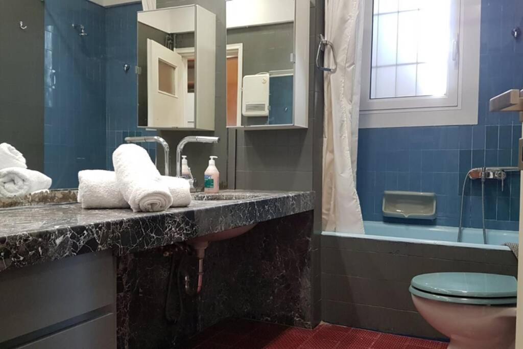 łazienka z umywalką i toaletą w obiekcie Double Apartment - Athens Center, 7 BD, 3 BATH w Atenach