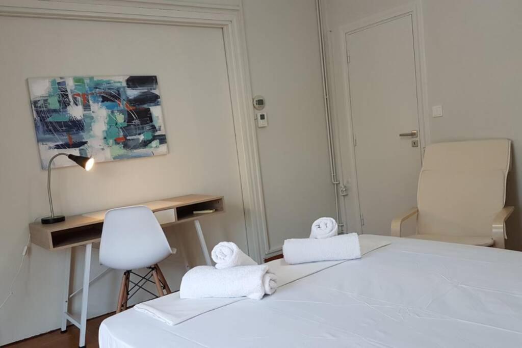 Łóżko lub łóżka w pokoju w obiekcie Double Apartment - Athens Center, 7 BD, 3 BATH