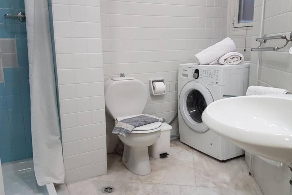 Łazienka w obiekcie Double Apartment - Athens Center, 7 BD, 3 BATH