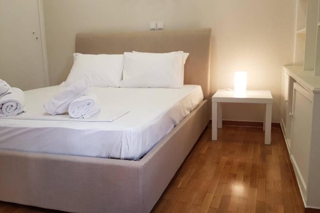 Łóżko lub łóżka w pokoju w obiekcie Double Apartment - Athens Center, 7 BD, 3 BATH