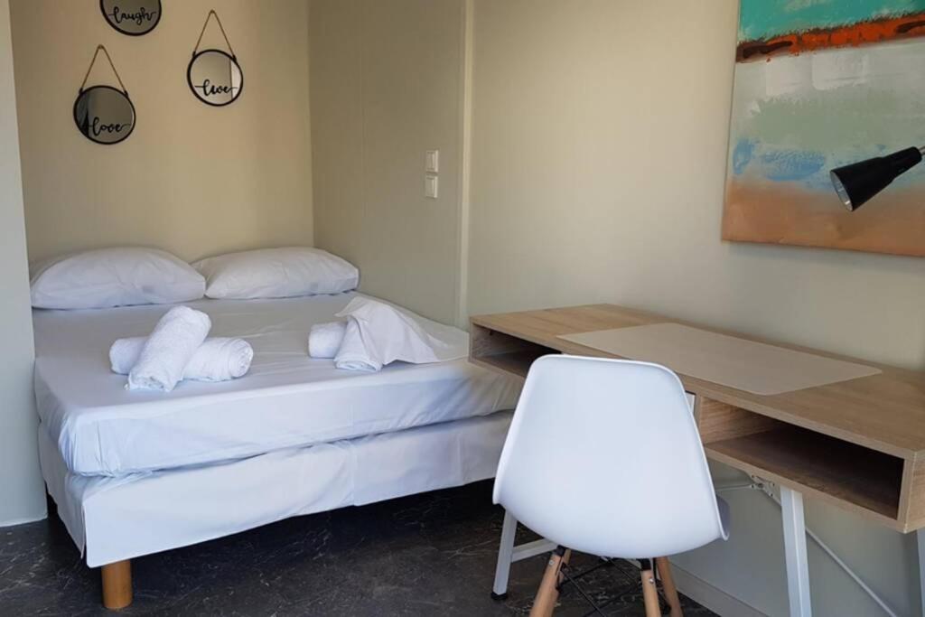 Łóżko lub łóżka w pokoju w obiekcie Double Apartment - Athens Center, 7 BD, 3 BATH