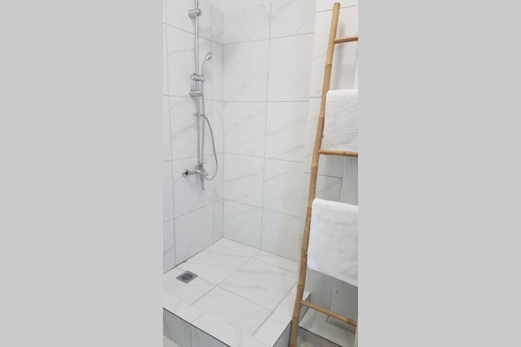 Łazienka w obiekcie Double Apartment - Athens Center, 7 BD, 3 BATH