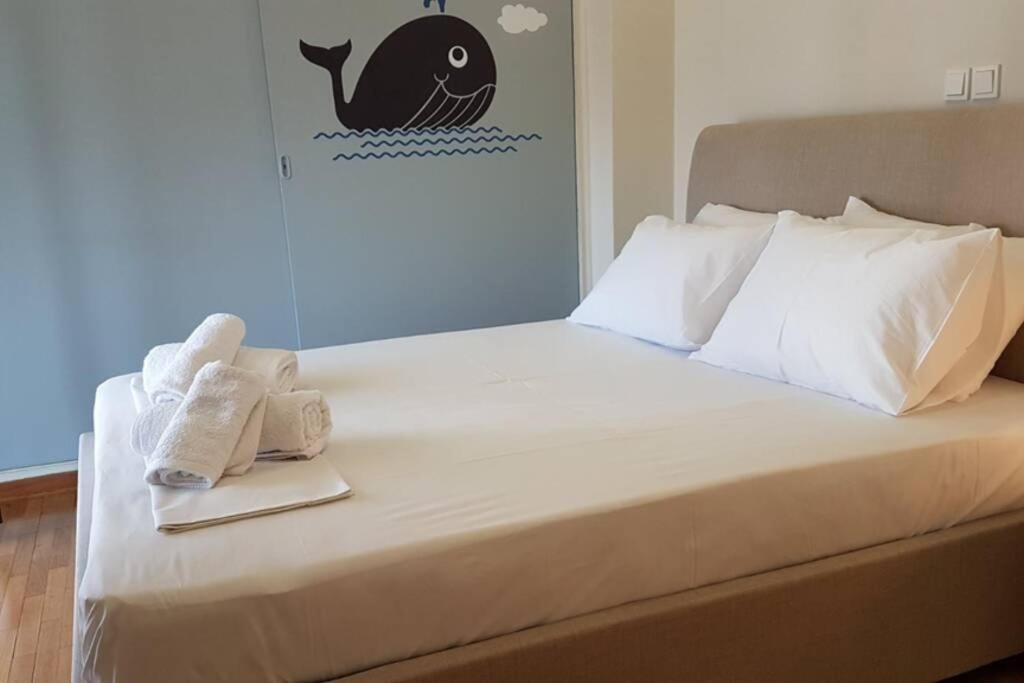 Łóżko lub łóżka w pokoju w obiekcie Double Apartment - Athens Center, 7 BD, 3 BATH
