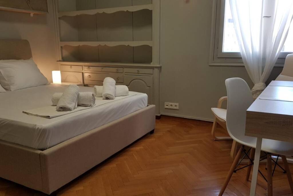 Łóżko lub łóżka w pokoju w obiekcie Double Apartment - Athens Center, 7 BD, 3 BATH