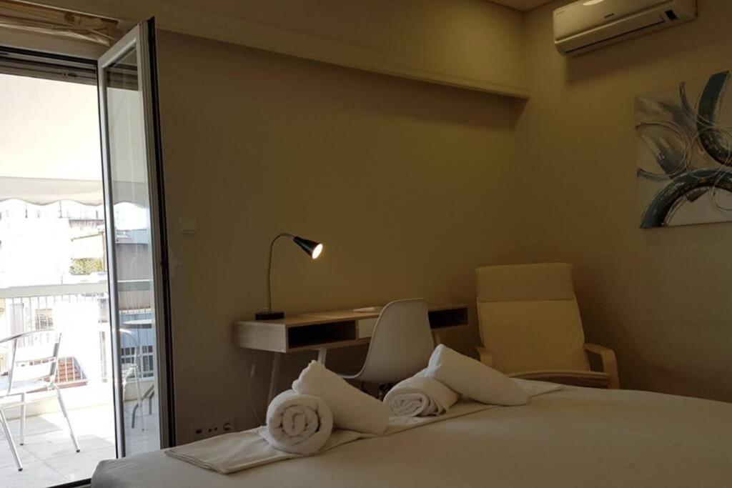 Łóżko lub łóżka w pokoju w obiekcie Double Apartment - Athens Center, 7 BD, 3 BATH