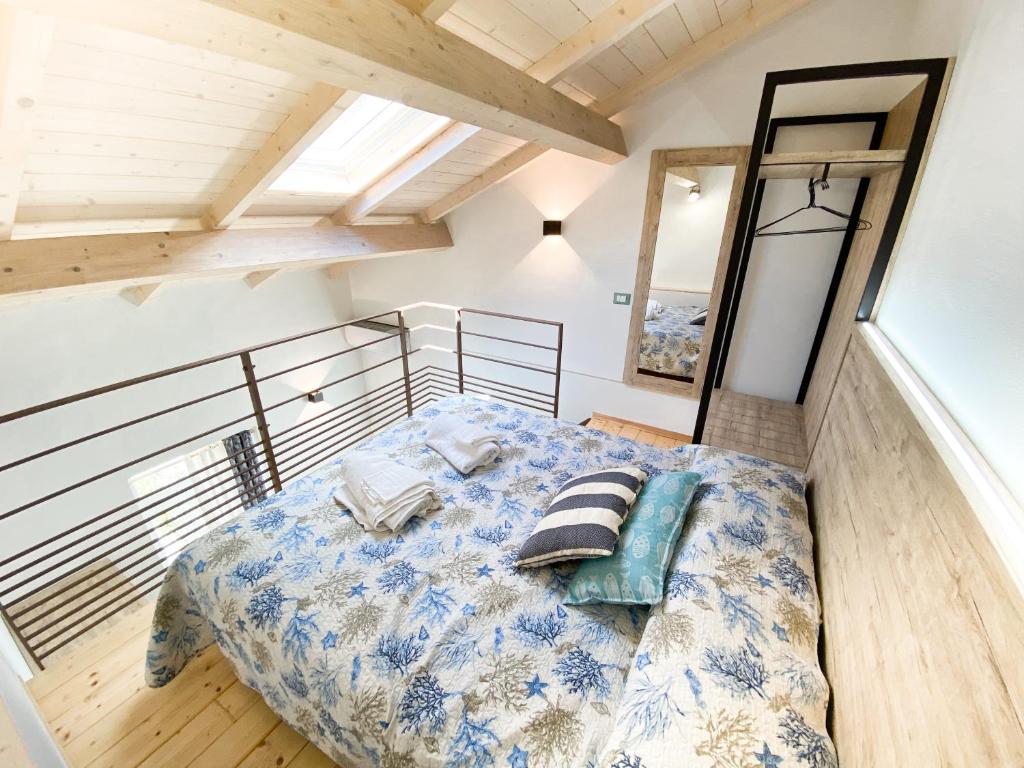 een slaapkamer met een groot bed in een kamer bij New Agriloft 1 Nursery, giardino, clima e Wi-Fi a 50 mt dal mare in Bordighera