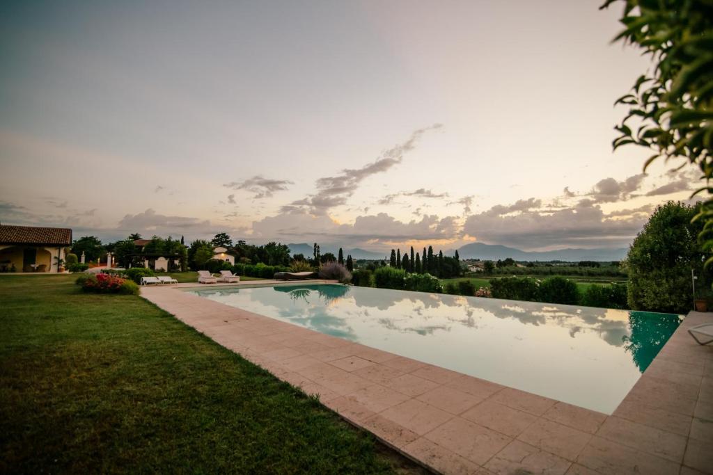 Basen w obiekcie Villa San Pietro lub w pobliżu