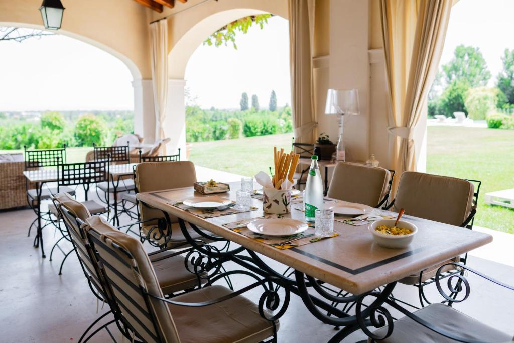 jadalnia z drewnianym stołem i krzesłami w obiekcie Villa San Pietro w mieście Desenzano del Garda